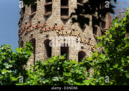 (Dpa) file di immagine dà una vista parziale su uno dei 17 originariamente previsto a 100 metri di torri con le scritte "anctus' della famosa Sagrada Familia di Barcellona, Spagna, 18 giugno 2002. La famosa costruzione di Barcellona tramite il proprio famoso architetto Antonio Gaudì e i migliori della città un punto di riferimento noto temi la nascita di Gesù Cristo. Nel 1883 - Un anno dopo la posa l'angolo st Foto Stock