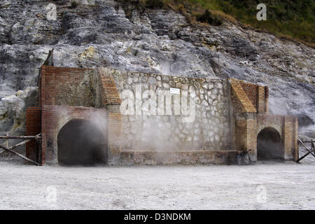 (Dpa) file di immagine mostra l'ingresso al cratere del vulcano Solfatara nei Campi Flegrei vicino a Pozzuoli ovest di Napoli, Italia, 11 dicembre 2005. Esalazioni vulcaniche chiamato fumarole espellere composto dello zolfo provocando un puzzolente odore di uova marce. Foto: Lars Halbauer Foto Stock