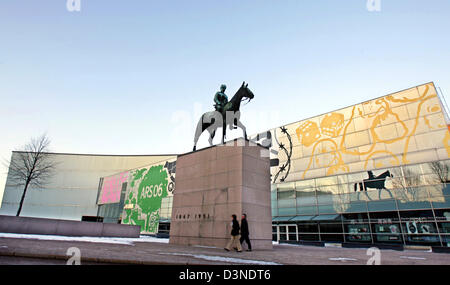 Il montato statua del delegato finlandese e statista Carl Gustav Mannerheim (1867-1951) si erge davanti al Kiasma, il Museo di Arte Moderna di Helsinki, Finlandia, 26 marzo 2006. Foto: Andreas Gebert Foto Stock