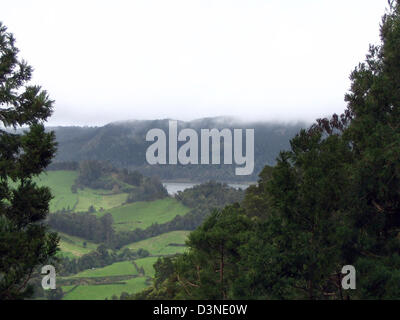 (Dpa file) - l'immagine mostra la vista da un punto di osservazione in upcountry dell'isola di Sao Miguel, noto anche come "Isola Verde", Azzorre, Portogallo, 04 aprile 2005. Foto: Juergen Darmstaedter Foto Stock