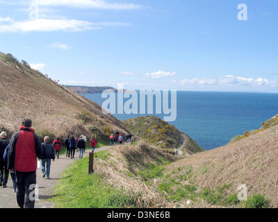 (Dpa) file - i turisti a piedi lungo il sentiero che conduce verso il diavolo il foro nel nord del canale isola di Jersey, Regno Unito, 16 aprile 2005. Il diavolo il foro è un 30 m profondo canyon che si apre verso il mare. Con alta marea o forti venti da nord la nebulizzazione viene spinto verso l'alto fino alla diga. Foto: Juergen Darmstaedter Foto Stock