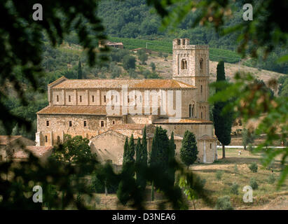 (Dpa - file) La foto mostra l'Abbazia di Sant'Antimo ('Abbazia di Sant'Antimo') vicino a Montalcino in Italia, settembre 2005. L'ex Abbazia dei Benedettini nella valle Starcia e la zona del Chianti è considerata un gioiello di architettura romanica in Toscana. Dopo un lungo periodo di monaci unihabited restituiti all'abbazia nel 1979. Il famoso vino 'Brunnello di Montalcino" è cresciuto in Foto Stock