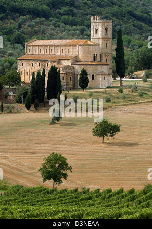 (Dpa - file) La foto mostra l'Abbazia di Sant'Antimo ('Abbazia di Sant'Antimo') vicino a Montalcino in Italia, settembre 2005. L'ex Abbazia dei Benedettini nella valle Starcia e la zona del Chianti è considerata un gioiello di architettura romanica in Toscana. Dopo un lungo periodo di monaci unihabited restituiti all'abbazia nel 1979. Il famoso vino 'Brunnello di Montalcino" è cresciuto in Foto Stock