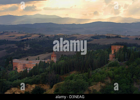 (Dpa - file) La foto mostra il monastero 'Monte Oliveto Maggiore' vicino a Buonconvento, Toscana, Italia, settembre 2005. Fino ad oggi il monastero è la sede della Congregazione Benedettina degli Olivetani e uno dei più visitati monasteri in Toscana. L' Abbazia di Monte Grande di olive' è essenzialmente una visita per il suo famoso affresco sulla vita dei santi Benedetto di N Foto Stock