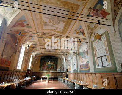 (Dpa - file) La foto mostra i monaci' sala da pranzo - il refettorio - nel monastero 'Monte Oliveto Maggiore' vicino a Buonconvento, Toscana, Italia, settembre 2005. Fino ad oggi il monastero è la sede della Congregazione Benedettina degli Olivetani e uno dei più visitati monasteri in Toscana. L' Abbazia di Monte Grande di olive' è essenzialmente una visita per la sua fa Foto Stock