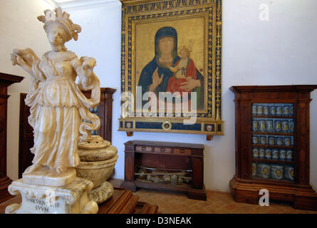 (Dpa - file) La foto mostra la vista in farmacia storica del monastero di 'Monte Oliveto Maggiore' vicino a Buonconvento, Toscana, Italia, settembre 2005. Fino ad oggi il monastero è la sede della Congregazione Benedettina degli Olivetani e uno dei più visitati monasteri in Toscana. L' Abbazia di Monte Grande di olive' è essenzialmente una visita per il suo famoso fresc Foto Stock