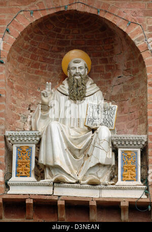 (Dpa - file) la mostra fotografica di una scultura in terracotta di Luca della Robbia all'ingresso del monastero 'Monte Oliveto Maggiore' vicino a Buonconvento, Toscana, Italia, settembre 2005. Fino ad oggi il monastero è la sede della Congregazione Benedettina degli Olivetani e uno dei più visitati monasteri in Toscana. L' Abbazia di Monte Grande di olive' è principalmente ad elevata visibilità Foto Stock