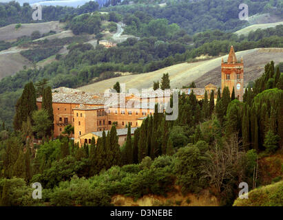 (Dpa - file) La foto mostra il monastero 'Monte Oliveto Maggiore' vicino a Buonconvento, Toscana, Italia, settembre 2005. Fino ad oggi il monastero è la sede della Congregazione Benedettina degli Olivetani e uno dei più visitati monasteri in Toscana. L' Abbazia di Monte Grande di olive' è essenzialmente una visita per il suo famoso affresco sulla vita dei santi Benedetto di N Foto Stock