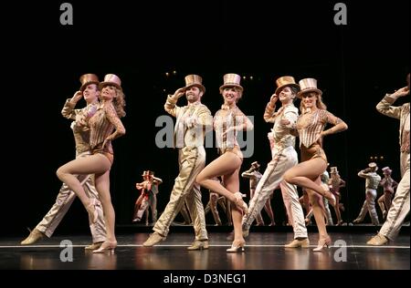 Una LINEA DI CORO al London Palladium, Londra in 2013 musiche: Marvin Hamlisch testi: Edward Kleban libro: James Kirkwood & Nicholas Dante Set design: Robin Wagner costumi: Theoni V Aldredge illuminazione: Tharon Musser & Natasha Katz coreografia direzione: Baayork Lee, Michael Bennett & Bob Avian Foto Stock