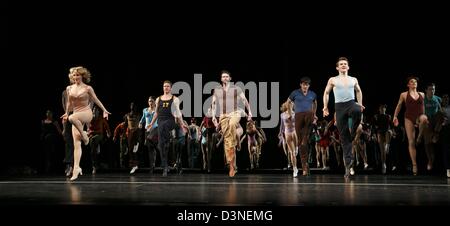 Center: John Partridge (Zach) in UNA LINEA DI CORO al London Palladium, Londra nel 2013 musica: Marvin Hamlisch testi: Edward Kleban libro: James Kirkwood & Nicholas Dante Set design: Robin Wagner costumi: Theoni V Aldredge illuminazione: Tharon Musser & Natasha Katz coreografia direzione: Baayork Lee, Michael Bennett & Bob Avian Foto Stock