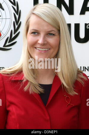 Crownprincess Mette-Marit di Norvegia visite UNAIDS a Ginevra, Svizzera, Martedì, 25 aprile 2006. Il Crownprincess è rappresentante speciale dell'UNAIDS, il programma congiunto delle Nazioni Unite sull'HIV/AIDS in lotta contro la pandemia di HIV/AIDS. Foto: Albert van der Wref (PAESI BASSI) Foto Stock