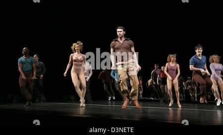 Center: John Partridge (Zach) in UNA LINEA DI CORO al London Palladium, Londra nel 2013 musica: Marvin Hamlisch testi: Edward Kleban libro: James Kirkwood & Nicholas Dante Set design: Robin Wagner costumi: Theoni V Aldredge illuminazione: Tharon Musser & Natasha Katz coreografia direzione: Baayork Lee, Michael Bennett & Bob Avian Foto Stock