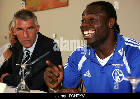 La foto mostra Gerald Asamoah e allenatore Mirko Slomka da FC Schalke 04 durante una conferenza stampa, mentre Asamoah banters con giornalisti, Sevilla, Spagna, mercoledì 26 aprile 2006. Schalke è impostato per la riproduzione in UEFA-Cup di seconda gamba semifinale contro FC Sevilla giovedì 27 aprile 2006. Foto: Achim Scheidemann Foto Stock