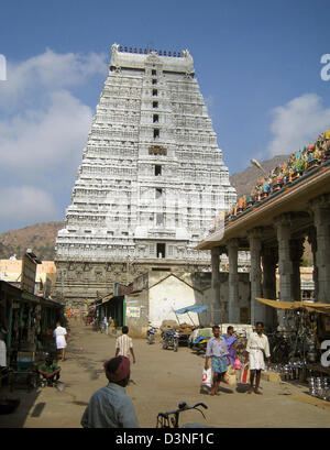 La foto mostra la porta sud torre (Gopuram) del tempio facility Arunachalesvara in fondo alla santa montagna Arunachala a Tiruvannamalai, si trova nello stato federale di Tamil Nadu, India, 02 marzo 2006. Il nested tempio facility è uno dei più significativi Shiva-santuari in India del Sud. È stato costruito da dominatori della Cola-dinastia (7.-13. secolo) uovere Foto Stock