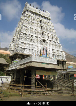 La foto mostra la porta sud torre (Gopuram) del tempio facility Arunachalesvara in fondo alla santa montagna Arunachala a Tiruvannamalai, si trova nello stato federale di Tamil Nadu, India, 02 marzo 2006. Il nested tempio facility è uno dei più significativi Shiva-santuari in India del Sud. È stato costruito da dominatori della Cola-dinastia (7.-13. secolo) uovere Foto Stock