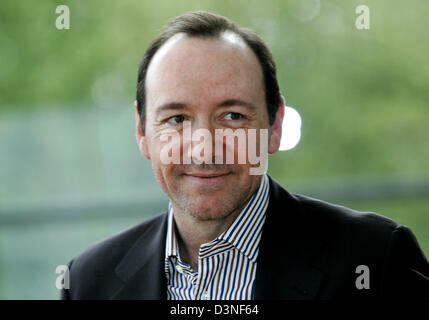 Noi attore e doppio vincitore del premio Academy Award Kevin Spacey sorride alla telecamera presso il Festival della Ruhr in Recklinghausen, Germania, Venerdì, 28 aprile 2006. Spacey si premiere come Richard II con l'Ensemble La Old Vic Theatre Company di Londra in un allestimento di Trevor Nunn presso il Festival della Ruhr il 3 maggio 2006. Foto: roland Weihrauch Foto Stock