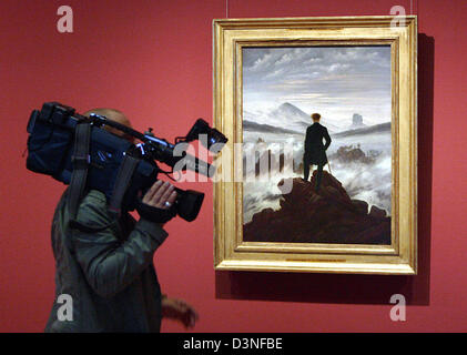 Un cameraman pellicole il dipinto 'il Wanderer sopra il mare di nebbia", creato nel 1818 da Caspar David Friedrich, di Essen, in Germania, martedì 2 maggio 2006. Il Museo Folkwang di Essen presenta una completa rassegna di Caspar David Friedrich (1774- 1840) funziona. Più di 70 dipinti su tela e 120 opere su carta sono stati portati insieme da 50 musei di tutto il mondo e può essere visto fr Foto Stock