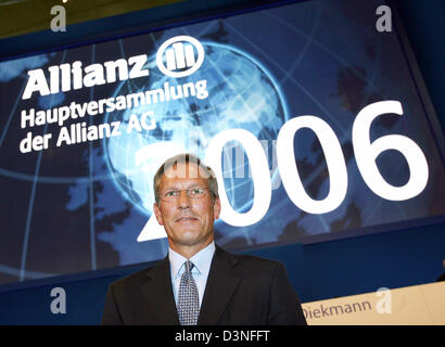 Michael Diekmann, CEO di Allianz AG, attende per la riunione generale per iniziare a Olympiahalle Monaco di Baviera, Germania, mercoledì 03 maggio 2006. Dopo il successo del primo trimestre Diekmann è ottimista per l'anno 2006. Foto: Frank Maechler Foto Stock