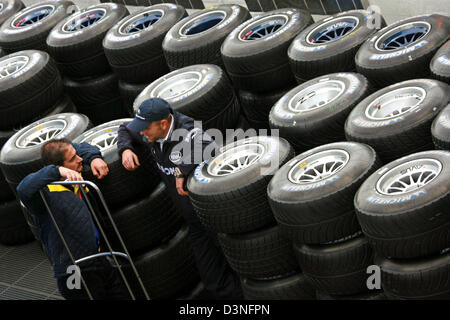 Meccanica la chat nel racing pneumatici nel paddock del Nuerburgring race track in Nuerburg, Germania, giovedì 04 maggio 2006. Il Gran Premio di Europa si svolgerà al Nurburgring domenica 7 maggio 2006. Foto: Jens Buttner Foto Stock