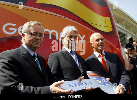 Franz Beckenbauer (R), la testa della Coppa del Mondo FIFA 2006 Comitato di organizzazione e Horst R. Schmidt (L), segretario generale del tedesco Football Association (DFB), ricevere una simbolica chiave da Karl-Heinz Engels (C), il managing director di Hyundai in Germania, a Francoforte, in Germania, giovedì 4 maggio 2006. Sponsor ufficiale Hyundai ha consegnato una flotta di auto per la Coppa del Mondo FIFA 2006 organizzazione c Foto Stock