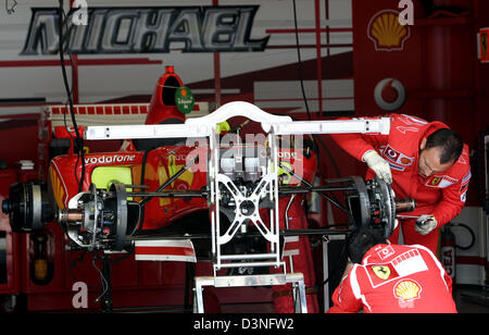 Un meccanico della Scuderia Ferrari team lavora sulla vettura del tedesco gara del pilota Michael Schumacher al Nuerburgring race track in Nuerburg, Germania, giovedì, 04 maggio 2006. Il Gran Premio di Europa si svolgerà al Nuerburgring domenica 07, Maggio 2006. Foto: Rainer Jensen Foto Stock