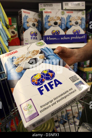 Un cliente che detiene un pacco di 'FIFA'-cereali in un supermercato, Pattensen, Germania, giovedì, 04 maggio 2006. A causa della prossima Coppa del Mondo FIFA 2006 supplyers alimentare provare ad aumentare le loro vendite di pubblicità per il torneo di calcio. Foto: Patrick Lux Foto Stock