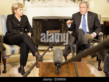 Il cancelliere tedesco Angela Merkel incontra il presidente statunitense George W. Bush alla Casa Bianca a Washington, USA, 3 maggio 2006. Merkel in visita negli Stati Uniti per due giorni. Foto: Peer Grimm Foto Stock