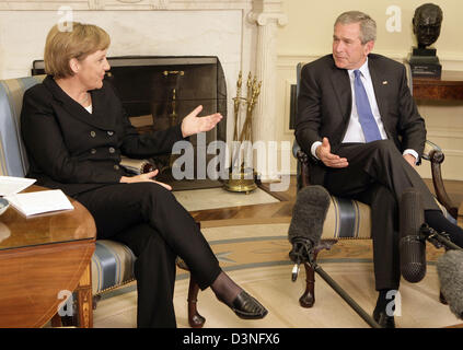 Il cancelliere tedesco Angela Merkel incontra il presidente statunitense George W. Bush alla Casa Bianca a Washington, USA, 3 maggio 2006. Merkel in visita negli Stati Uniti per due giorni. Foto: Peer Grimm Foto Stock