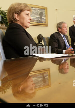 Il cancelliere tedesco Angela Merkel incontra il presidente statunitense George W. Bush alla Casa Bianca a Washington, USA, 3 maggio 2006. Merkel in visita negli Stati Uniti per due giorni. Foto: Peer Grimm Foto Stock