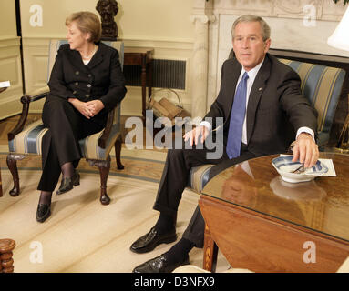 Il cancelliere tedesco Angela Merkel incontra il presidente statunitense George W. Bush alla Casa Bianca a Washington, USA, 3 maggio 2006. Merkel in visita negli Stati Uniti per due giorni. Foto: Peer Grimm Foto Stock