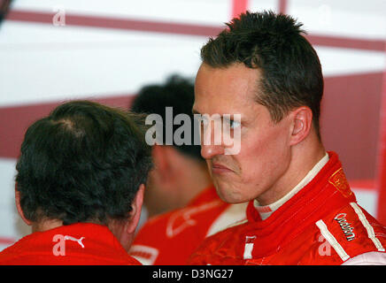 Il tedesco pilota di Formula Uno Michael Schumacher (R) della Scuderia Ferrari F1 e del team testa Jean Todt (L) raffigurato nella fossa la durante la seconda sessione di prove libere per il 2006 di Formula 1 Gran Premio d'Europa al Nuerburgring race track in Nuerburg, Germania, Venerdì, 05 maggio 2006. Michael Schumacher cadenzato il terzo miglior tempo. Foto: Jens Buettner Foto Stock