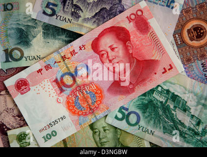 La foto mostra la valuta cinese Renminbi con un ritratto di ex cinese leader della rivoluzione e del capo di stato Mao Tse Tung, Francoforte, Germania, 25 aprile 2006. A 100 Yuan nota si trova sulla parte superiore di altre banconote. Il nome ufficiale della valuta cinese è Renminbi (abbreviazione di RMB e CNY international). L'unità della moneta sono Yuan, jiao e fen. Uno yuan è dieci jiao e Foto Stock