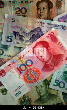 La foto mostra la valuta cinese Renminbi con un ritratto di ex cinese leader della rivoluzione e del capo di stato Mao Tse Tung, Francoforte, Germania, 25 aprile 2006. A 100 Yuan nota si trova sulla parte superiore di altri Yuan banconote. Il nome ufficiale della valuta cinese è Renminbi (abbreviazione di RMB e CNY international). L'unità della moneta sono Yuan, jiao e fen. Uno yuan è dieci jiao Foto Stock