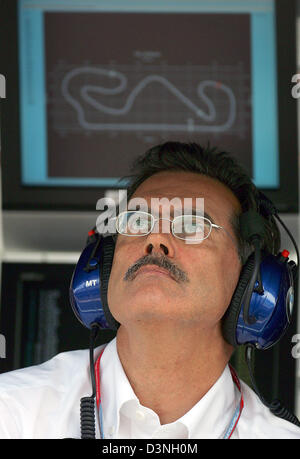 Direttore di BMW Motorsport tedesco Mario Theissen orologi il monitor durante la prima sessione di training per il 2006 di Formula 1 Gran Premio di Spagna presso la pista Circuit de Catalunya a Montmelo vicino a Barcellona, Spagna, Venerdì, 12 maggio 2006. Il 2006 di Formula 1 Gran Premio di Spagna si svolge domenica. Foto: Gero Breloer Foto Stock