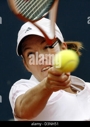 Tennis belga pro Justine Henin-Hardenne topspins un diretti nel suo semifinali match vs francese Amelie Mauresmo in Qatar Telecom German Open a Berlino, in Germania, sabato 13 maggio 2006. Henin-Hardenne sconfitto Mauresmo 6-1; 6-2. Foto: Wolfgang Kumm Foto Stock