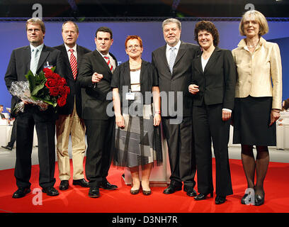 Il neo eletto Presidente SPD Kurt Beck pone insieme a ciò deputati Jens Bullerjahn, Peer Steinbrueck, Elke Ferner, Ute Vogt und Baerbel Dieckmann (L-R) e il segretario generale dell'SPDHubertus Heil (terza da L) a la straordinaria convenzione party a Berlino, domenica 14 maggio 2006. Beck's Platzeck predecessore aveva dimesso dalla carica di presidente per motivi di salute reaso Foto Stock