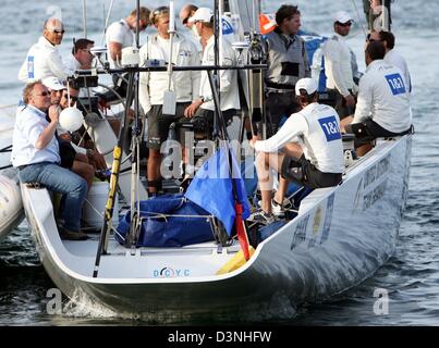 La barchetta tedesca GER 72 approda nel porto di Valencia, Spagna, lunedì 15 maggio 2006. Il Team Germany ha rivendicato la seconda vittoria al suo decimo preregatta per la classica coppa America. Dopo il previsto subito sconfitta in spagnolo tedesco ospitante skipper Jesper Bank e il suo equipaggio finito di 1:50 minuti in anticipo di outsider di Cina e posizionato sul nono. Foto: Maurizio Gambarini Foto Stock