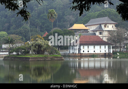 Vista sul lago sul tempio del Dente (Dalada Maligava), Kandy, Sri Lanka, 28 aprile 2006. Il santuario presenta un dente del Buddha ed è un famoso luogo di pellegrinaggio. La città sacra di Kandy è stata elencata Sito Patrimonio Mondiale dell'UNESCO nel 1988. Foto: Maurizio Gambarini Foto Stock