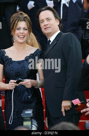 US-attore americano Tom Hanks e sua moglie Rita Wilson arriva alla manifestazione di apertura della 59a Cannes Film Festival di fronte al Palais des Festivals a Cannes, Francia, mercoledì 17 maggio 2006. Foto: Hubert Boesl Foto Stock