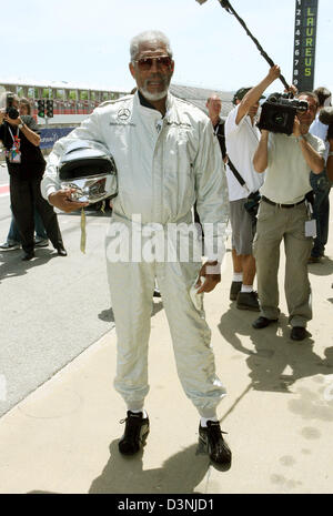 Noi attore Morgan Freeman raffigurato in un racing suit prima racing un tedesco Touring Cars Masters (DTM) race car al Mercedes-Benz/Amg esperienza di guida su pista Circuit de Catalunya nei pressi di Barcellona, Spagna, Domenica, 21 maggio 2006. La manifestazione fa parte del programma per il Laureus World Sports Awards avrà luogo lunedì 22 maggio a Barcellona. Il riconoscimento premia il mondo fuori Foto Stock