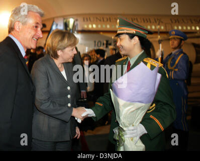 Il cancelliere tedesco Angel Merkel (2ndL) è accolto all'aeroporto di Pechino, Cina, Domenica, 21 maggio 2006. Merkel sarà in Cina fino a Martedì, 23 maggio alla visita a Pechino e Shanghai. Foto: Rolf Vennenbernd Foto Stock