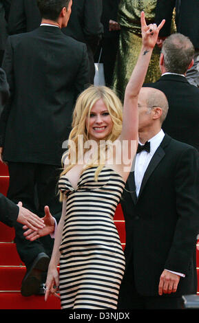 Il cantante canadese/attrice Avril Lavigne une noi attore americano Bruce Willis arriva alla premiere del film "oltre la siepe' alla 59a Film Festival di Cannes, Francia, domenica 21 maggio 2006. Foto: Hubert Boesl Foto Stock