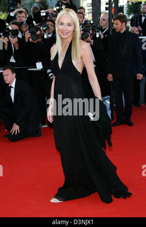 Noi attrice Sharon Stone arriva alla premiere del film Marie Antoinette' presso il Palais des Festivals Cannes, Francia, mercoledì 24 maggio 2006. Foto: Hubert Boesl Foto Stock