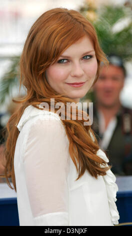 Noi attrice Kirsten Dunst arriva alla premiere del film Marie Antoinette' presso il Palais des Festivals Cannes, Francia, mercoledì 24 maggio 2006. Foto: Hubert Boesl Foto Stock