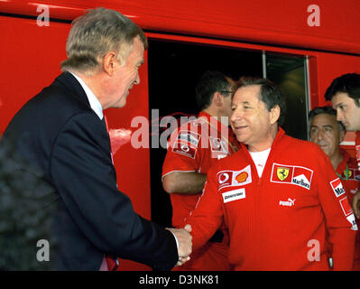 Il presidente della FIA British Max Mosley (L) e la Scuderia Ferrari team manager francese Jean Todt (R) visibile all'interno del motorhome Ferrari prima del Gran Premio di Monaco e al circuito di Monaco, nel Principato di Monaco, domenica 28 maggio 2006. Foto: Carmen Jaspersen Foto Stock