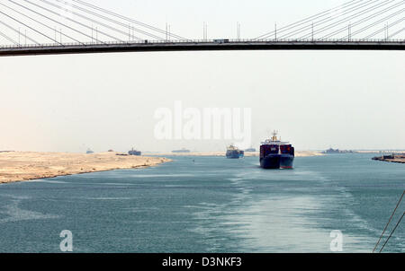 Le navi da carico passa il 70 metri di El Qantara ponte sul Canale di Suez, Egitto, 17 aprile 2006. I 195 chilometri di Canale di Suez collega il Mar Mediterraneo con il Mar Rosso attraverso il Golfo di Suez. Foto: Horst Ossinger Foto Stock