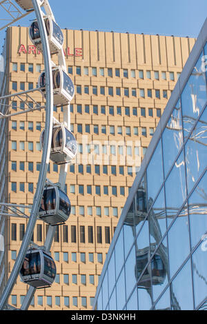La Manchester Wheel di fronte al Centro Commerciale Arndale Foto Stock