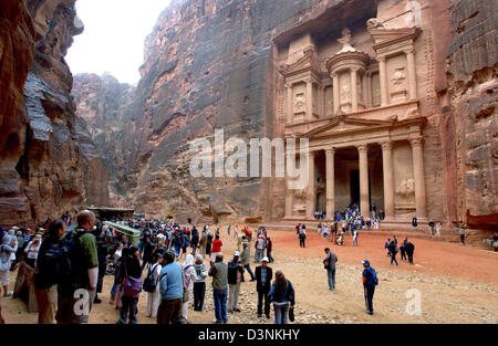 I turisti a stare di fronte del leggendario tesoro di El Kazneh (anche: Chasna) presso il famoso sito di rovina Petra in Giordania Meridionale, 16 aprile 2006. Dal 169 A.C. Petra fu la capitale dell'impero Nabataean, poiché 106DC la capitale della provincia romana in Arabia, nel III secolo D.C. di Munizipium, nel IV secolo d.c. vescovile. Dopo che questo è stato luogo di trading in roulotte e del commercio Foto Stock