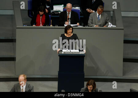 Berlino, 22 febbraio, 2013. Sessione plenaria del Parlamento in materia di tutela dei consumatori con la partecipazione del Ministro federale Ilse. Spitz il tema è stato oggetto di carne di cavallo. Al Bundestag a Berlino.sull'immagine: Ilse Aigner, Ufficio federale del consumo il Ministro, dando un discorso al parlamento tedesco circa la situazione sulla questione di carne di cavallo. Foto Stock