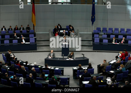 Berlino, 22 febbraio, 2013. Sessione plenaria del Parlamento in materia di tutela dei consumatori con la partecipazione del Ministro federale Ilse. Spitz il tema è stato oggetto di carne di cavallo. Al Bundestag a Berlino.sull'immagine: Ilse Aigner, Ufficio federale del consumo il Ministro, dando un discorso al parlamento tedesco circa la situazione sulla questione di carne di cavallo. Foto Stock